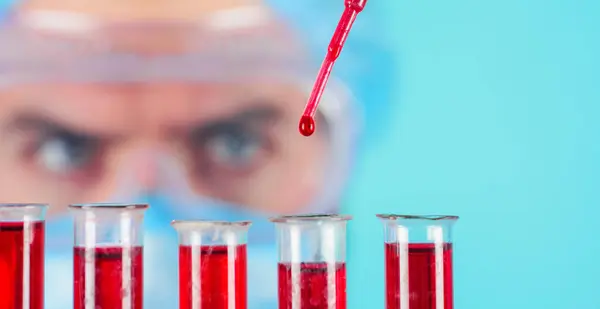 验血实验室技术员，研究人员分析血液样本。实验室的医生包扎. — 图库照片