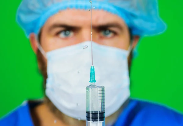 医生或护士用注射器准备注射.COVID-19疫苗。疫苗和免疫接种. — 图库照片
