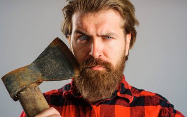 Baltayla sakallı oduncu. Kareli gömlekli, eski baltalı ciddi bir adam. Odun kesiyorum. Keskin bıçak