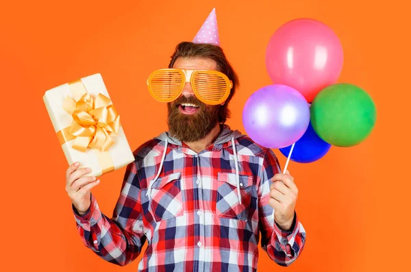 Feliz Aniversário Sorrindo Homem Barbudo Chapéu Festa Óculos Com Balões — Fotografia de Stock