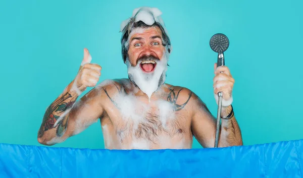 親指を示すシャワーを浴びて頭の上に泡を持つ髭の男 浴室で体を洗う ヘアケア — ストック写真