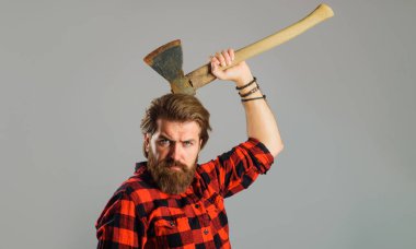 Ekose gömlekli baltalı sakallı adam. Kütük aletleri. Odun kesiyorum. Baltalı Kanadalı oduncu