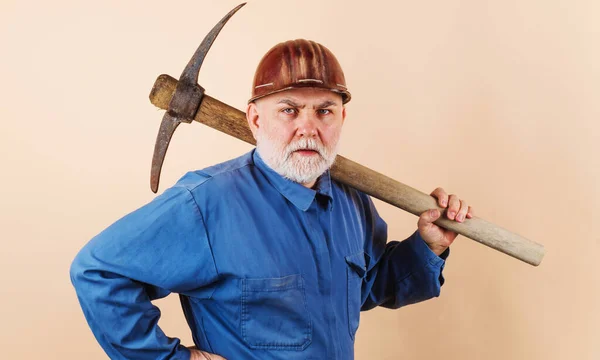 建筑工人头戴硬礼帽 身穿带有鹤嘴钳的制服 拥有建筑工具的男性劳动者 — 图库照片