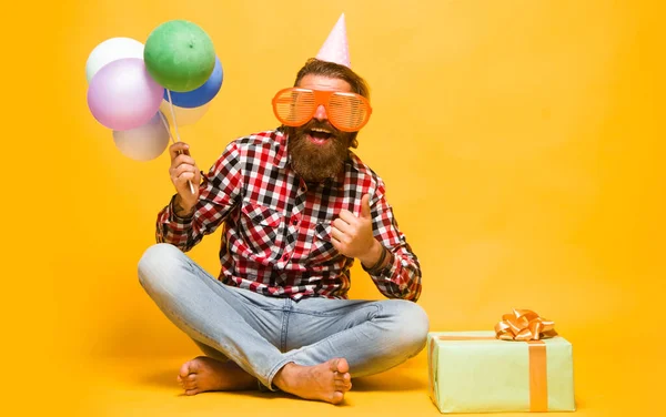 Glücklicher Bärtiger Mann Mit Geburtstagshut Und Lustiger Partybrille Mit Luftballons — Stockfoto
