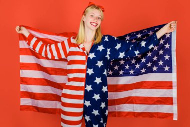 Vatansever kostümü. Amerikan bayrağıyla gülümseyen kadın. Yaz tatili. 4 Temmuz. Bağımsızlık Günü