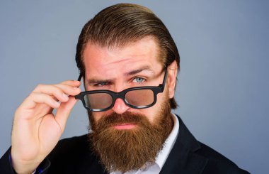 Güneş gözlüklü düşünceli sakallı adam. Siyah gözlüklü dalgın iş adamı. Erkek modası