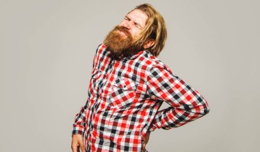 Sırt ağrısı çeken yakışıklı sakallı adam. Kas iltihabı. Sırt ağrısı. Spor sakatlığı