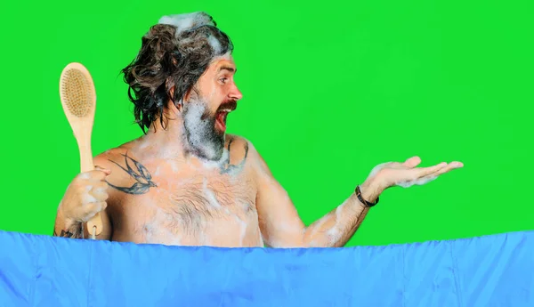 幸せなひげを生やした男が手に何かを持ってシャワーを浴びます 風呂の時間だ スペースのコピー — ストック写真