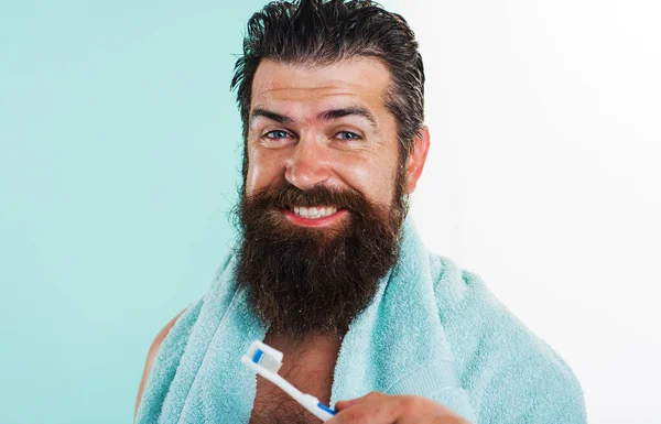 Een Man Met Baard Tandenborstel Tandheelkundige Zorg Orale Hygiëne Goedemorgen — Stockfoto