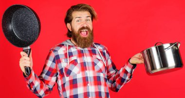 Kızartma tavası ve çömleği olan mutlu bir adam. Kızartma tavası. Tencere dibin kara. Mutfak aletleri. Mutfak eşyaları. Yemek hazırlama.