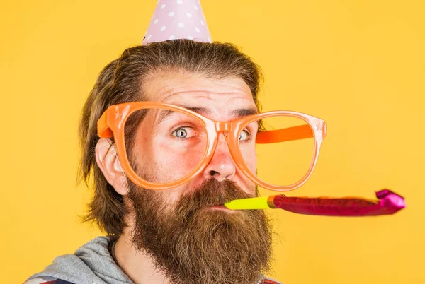 Bärtiger Mann Der Krachmacher Bläst Geburtstagsfeier Partyzeit Kerl Mit Hut — Stockfoto