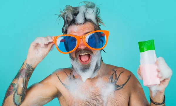 Bearded Man Shower Smiling Guy Funny Big Glasses Shampoo Bottle — Stock Photo, Image