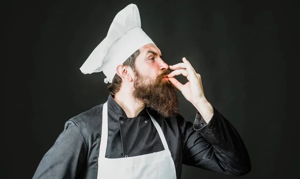Profesionální Kuchař Ukazuje Znamení Pro Lahodné Muž Kuchař Pekař Uniformě — Stock fotografie