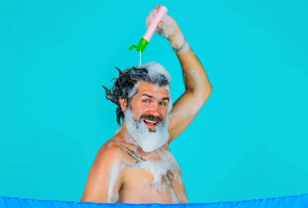 Een Lachende Man Met Een Baard Die Shampoo Zijn Hoofd — Stockfoto