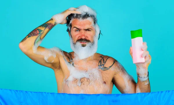 Baard Man Douche Met Shampoo Fles Knappe Vent Met Schuim — Stockfoto