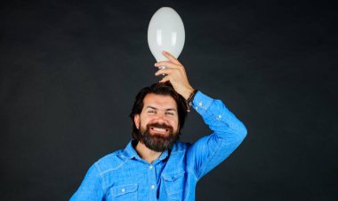 - İyi fikir. Kot gömlekli, ampullü yakışıklı sakallı adam. Enerji ve elektrik