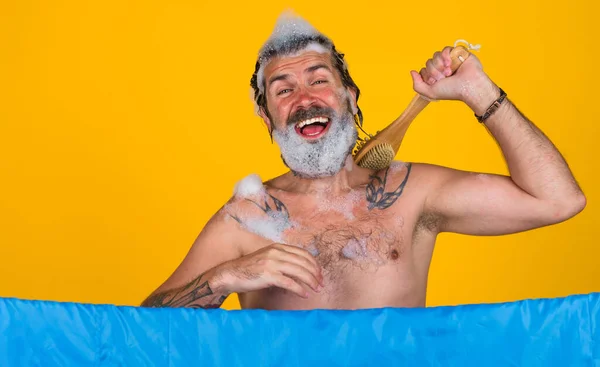 Lachende Man Bad Baard Man Wassen Met Hydraterende Gel Body — Stockfoto
