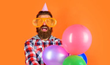 Komik gözlüklü sakallı adam ve balonlu külah şapkalı. Partideki adam. Mutlu yıllar.