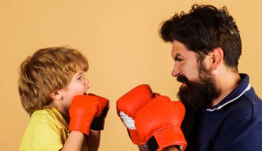 Boks eldivenli çocuk koçla antrenman yapıyor. Eğitmen çocuğa öğretir. Nakavt. Antrenman için hazır.