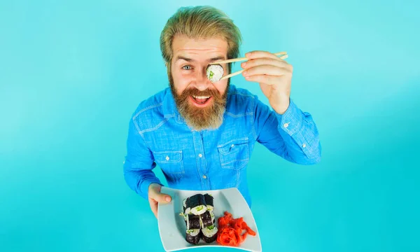 Homem Comer Sushi Homem Bonito Com Rolos Maki Pauzinhos Serviço — Fotografia de Stock