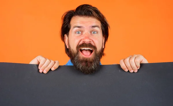 広告バナー付きの興奮した男 ボードが空の幸せな髭の男 テキストのコピースペース — ストック写真