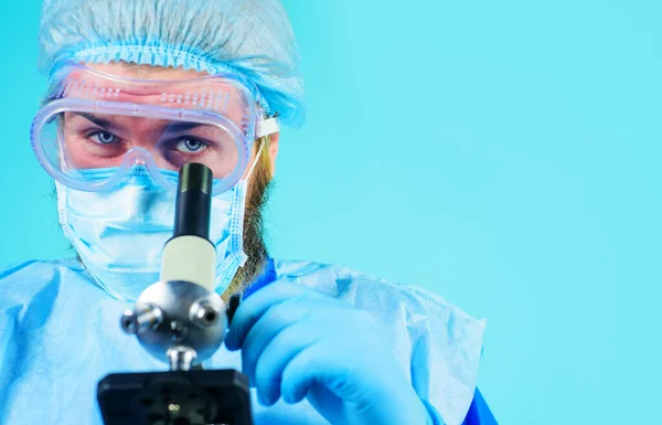 Koruyucu Maskeli Doktor Eldivenler Mikroskop Ile Inceleniyor Laboratuvarda Araştırma Yakın — Stok fotoğraf