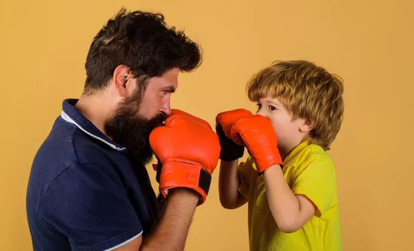 Junge Boxhandschuhen Beim Training Mit Trainer Schlag Vater Und Sohn — Stockfoto