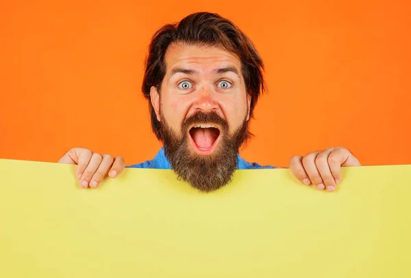 Happy Man Advertising Board Bearded Guy Empty Banner Shopping Discount — ストック写真