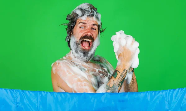 Homem Barbudo Feliz Lavar Corpo Com Gel Hidratante Espumoso Sorrindo — Fotografia de Stock