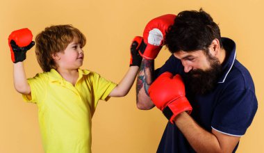 Antrenör çocuğa yumruk atmayı öğretiyor. Boks çocuk eğitimi. Çocukluk aktivitesi. Fitness günü