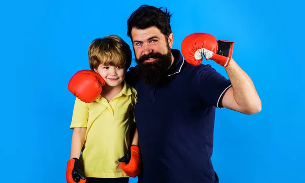 Kleiner Junge Boxhandschuhen Mit Trainer Trainer Und Boxer Stehen Zusammen — Stockfoto