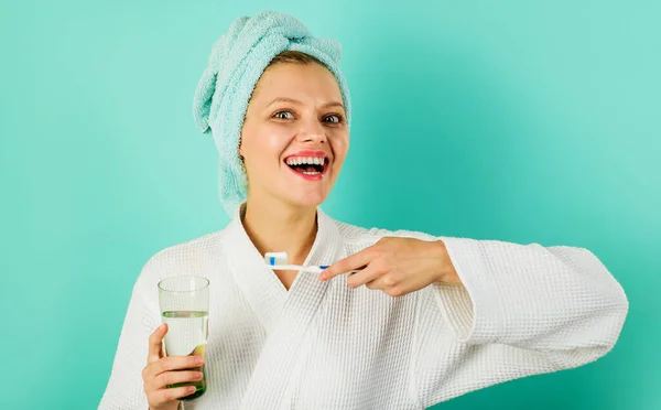 Woman Brushing Teeth Smiling Girl Toothbrush Glass Water Oral Care — Stock Photo, Image