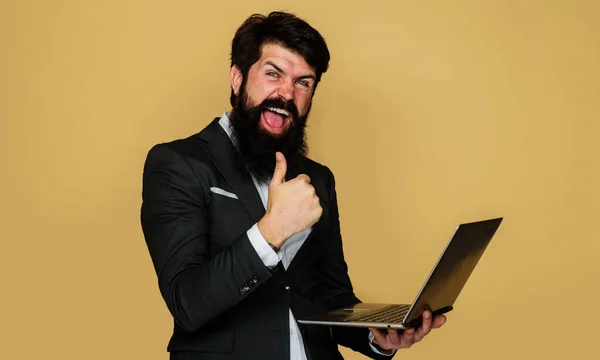 Happy Businessman Laptop Computer Shows Thumb Bearded Man Suit Notebook — Φωτογραφία Αρχείου