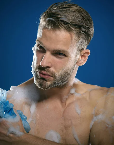 Sexy Man Onder Douche Unshawen Wast Lichaam Met Spons Huidverzorging — Stockfoto