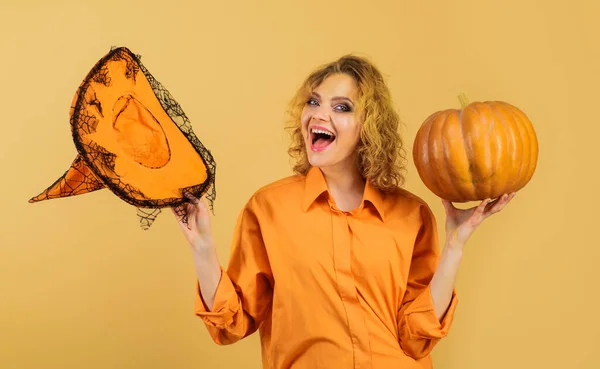Prachtig Lachend Meisje Met Oranje Pompoen Gelukkige Halloween Vrouw Met — Stockfoto