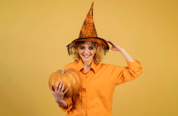 Halloween Feest Meisje Met Pompoen Glimlachende Vrouw Met Heksenhoed Lantaarn — Stockfoto