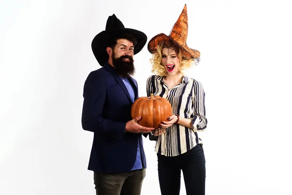 Pareja Sonriente Con Sombreros Brujas Con Calabaza Celebración Halloween —  Fotos de Stock
