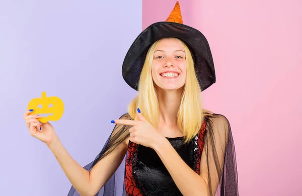 Halloween Usmívající Žena Papírovou Dýní Šťastná Dívka Klobouku Čarodějnice Října — Stock fotografie