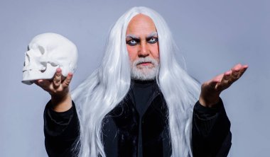 Kafatası olan cadılar bayramı vampiri. Korku ve korkunç bir kavram. Karanlık. 31 Ekim