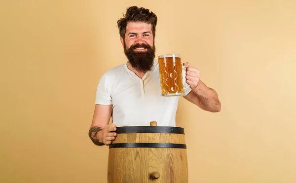 Homem Com Caneca Cerveja Pub Bar Cervejeiro Feliz Com Xícara — Fotografia de Stock