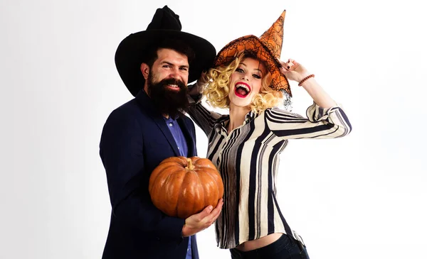 Pareja Feliz Sombreros Brujas Con Jack Linterna Calabaza Mágica Preparación —  Fotos de Stock