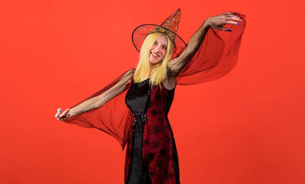 Mujer Sonriente Vestido Negro Largo Bailando Conjurando Fiesta Halloween Chica —  Fotos de Stock