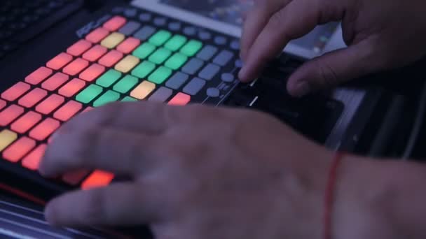 Una mano femenina trabaja detrás de una consola de control de luz de mezcla — Vídeo de stock