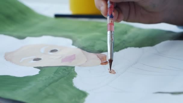 Close-up hand with a brush draws a drawing on paper — Stock Video