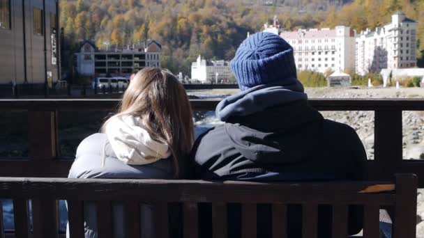 这对快乐的夫妇坐在木制长椅上，两个游客一起远足、度假、旅游，尽收眼底。慢动作 — 图库视频影像