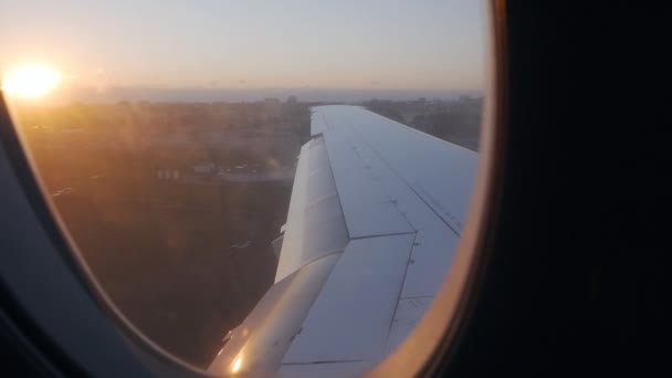 Zicht vanuit het raam van een passagiersvliegtuig, bij de landing. Zie tijdens de vlucht vanuit een vliegtuigvenster — Stockvideo
