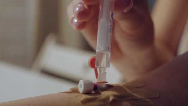 Young woman alone, at home injects medicine from a syringe into a vein — Wideo stockowe