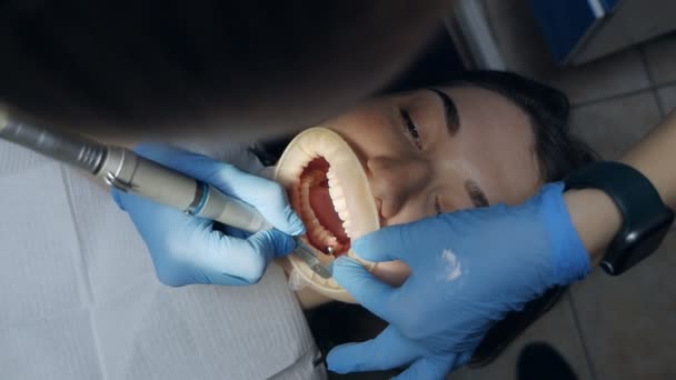 頬のリトラクターを持つ患者。専門的な歯の洗浄、女性患者 — ストック動画