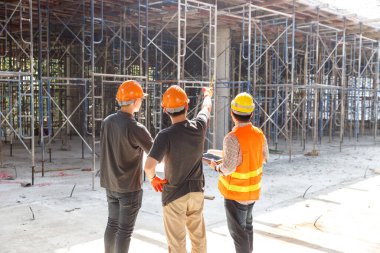 İnşaat mühendisi ve mimar inşaat alanında mavi baskı ile çalışma kavramı