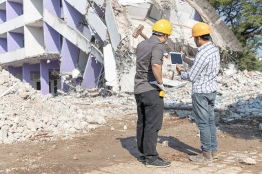 Mühendis mimar ve işçi işlemi denetimi yıkmak eski bina.